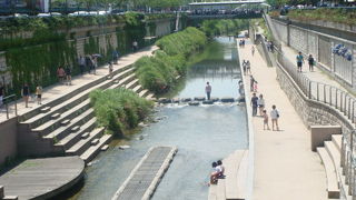 人工の川ですが気分良く散歩できる清渓川