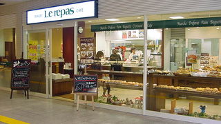 改札前のベーカリーカフェ