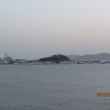 湾内に浮かぶ小島　左側は海軍博物館の戦艦