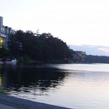 阿寒湖畔。夕食後散策する人もいます。