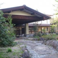 玄関に続く敷石道。