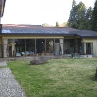 温泉棟。客室から中庭を隔てて。