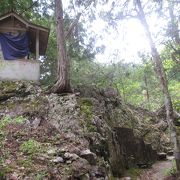 鶏鳴滝・・・見上げてみると祠が