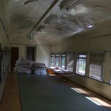 無料宿泊施設になっている車輌の内部。