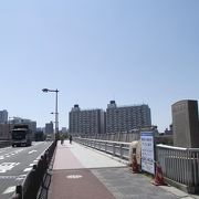 大川 (旧淀川) の最上流に架かる大きな橋です