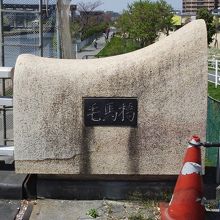 東詰右手 (上流側) の親柱