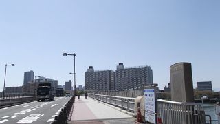 大川 (旧淀川) の最上流に架かる大きな橋です