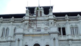 大英帝国の権力が偲ばれる建物