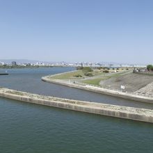 水門からの遠望 (右手中央が公園)