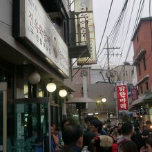 夕方5時半で満席！