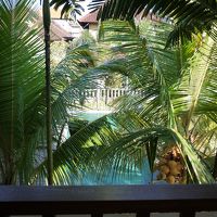 ベランダはプールに面しています