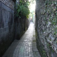 バイクがやっと通れる路地の奥。
