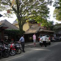 モンキーフォレスト通りに出て､右斜めがカフェ･ワヤン