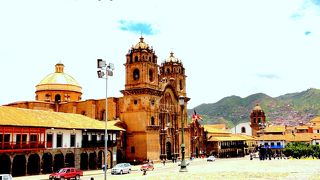 インカ帝国の都しとて栄えたクスコのアルマス広場