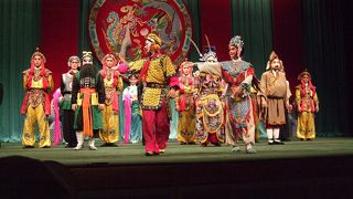 京劇、雑伎、化粧の公開、一緒の記念写真など楽しめました