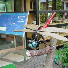 大きなトンボさんが玄関でお出迎え。