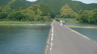 自然と共生している橋。