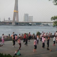 エアロビクスをする人達