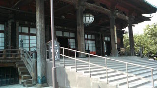 入口付近には木陰の休憩所（喫煙所）もあり。