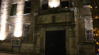 横浜公園の向かい側