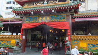 祈る人でいっぱい