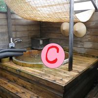 露天風呂。屋根があるので雨でも利用可でした。