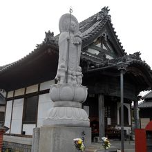 唐破風が印象的な弘法堂と水子地蔵さま。
