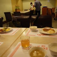 朝食は種類は多くないけど美味しいです