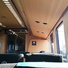 車内は木目調落ち着きます