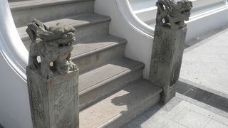 狛犬さんみたいな像がある