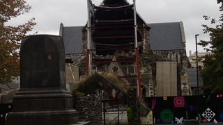 地震の傷跡が癒えないカテドラル