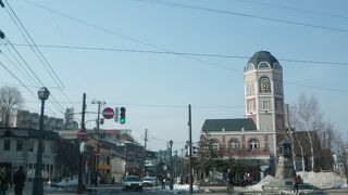 日没後はノスタルジックな雰囲気の交差点