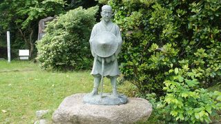 芭蕉の像と芭蕉の真筆「銀河序」の全文が刻まれている碑があります