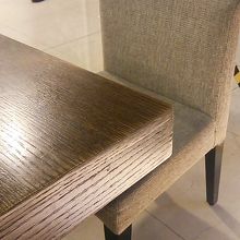 フードコートのおしゃれなテーブルとイス