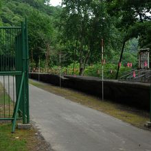 かつてのホームとサイクリングロード