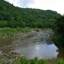 白いつり橋から石狩川を臨む