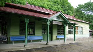 木造の洋式駅舎とサイクリングロード、そして３輌のＳＬ