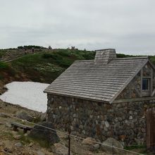 姿見池のすぐそばにある避難小屋と第５展望台