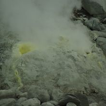 近くには、噴気孔も。音がすごいです。そして硫黄の臭いが
