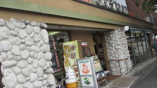 焼き立てパンとボリュームランチで人気のお店