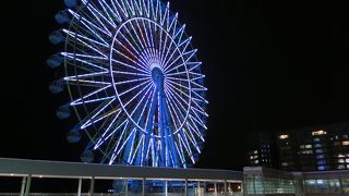 夜、観覧車のライトアップがきれい