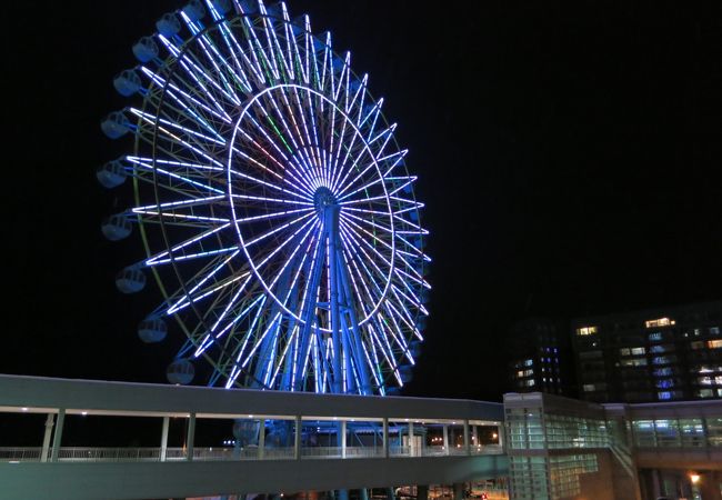 夜、観覧車のライトアップがきれい