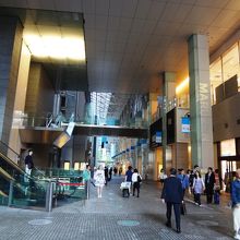 丸の内ビル街ではややこぶり