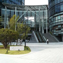 エスカレーターの先に休憩用のテラスがあります。