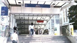 ターミナル２１など商業施設が多くあります。