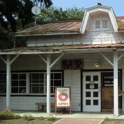 昔の駅舎が喫茶店になっています。
