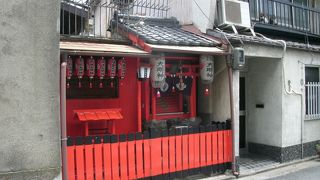 民家の間に挟まれた小さな神社