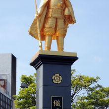 JR岐阜駅前の信長ゆめ広場北端に立つ黄金の信長像