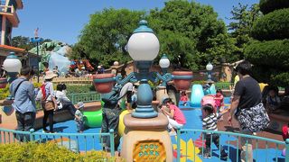 かわいい彫刻によじ登れます