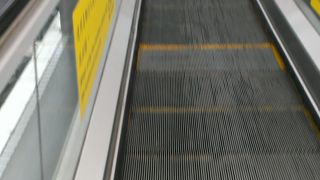 大阪と同じように左側は歩く人のために空けます。